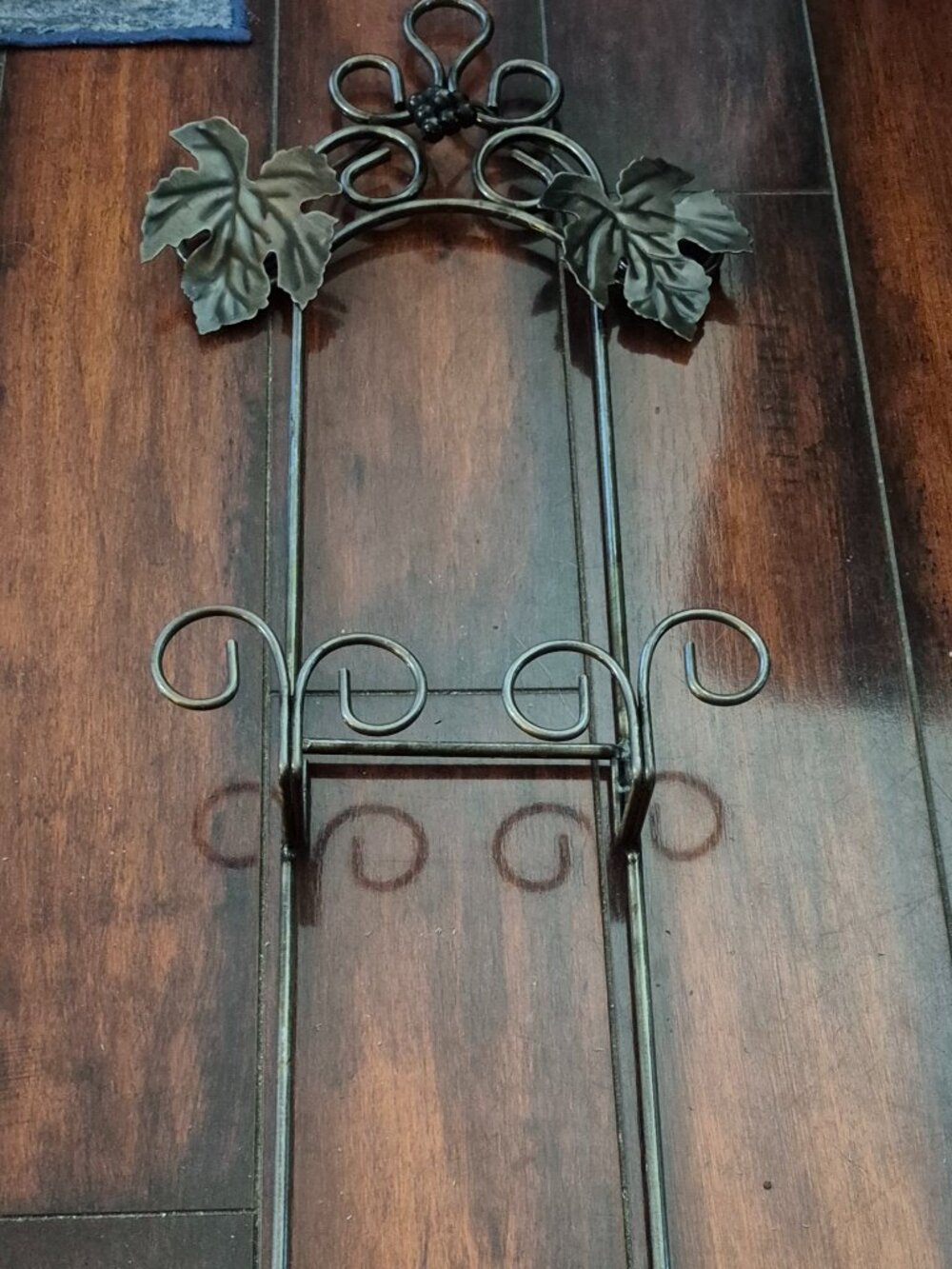 Metal Vertical 2 Plate Display Rack Holder Wall Mount Grape Leaf Design GUC